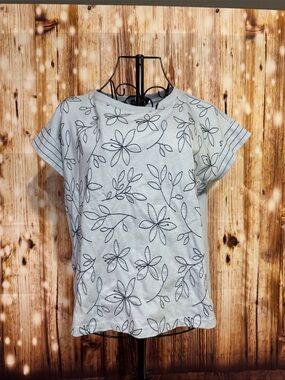 Nine West Light Blue Floral Short Sleeve Tee